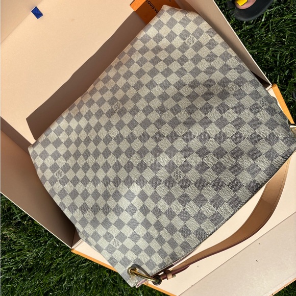 Graceful MM pink and white checkered hobo purse.
PLS DO NOT ASK ME TO SEND PICS - Picture 7 of 7